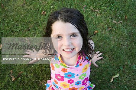 Portrait de jeune fille souriant