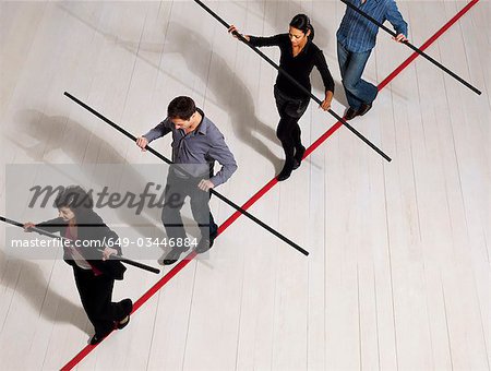 Menschen, balancieren auf der schmale Grat Menschen, balancieren auf der schmale Grat