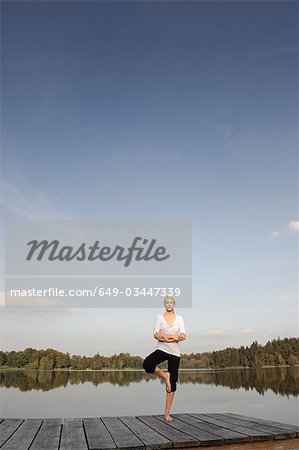 Jeune femme à faire le même exercice d'yoga
