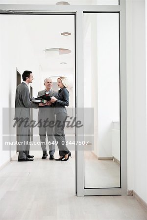 Geschäftsleute treffen sich im Korridor