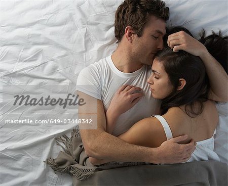 Jeune couple dans faire place au lit