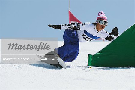 Man Snowboarden auf Schneefeld