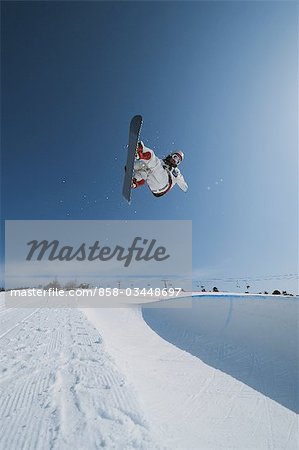 Snowboarder in der Luft springen