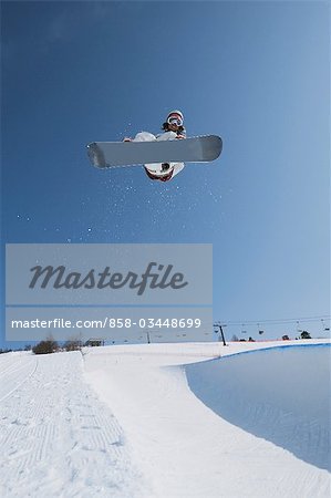 Snowboarder en sautant dans les airs