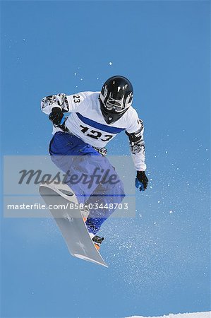 Snowboarder en l'air