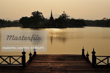 Coucher de soleil à Wat Sa Si, parc historique de Sukhothai, Sukhothai, Thaïlande