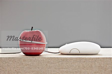 Computer-Maus mit Kabel um Apple gewickelt