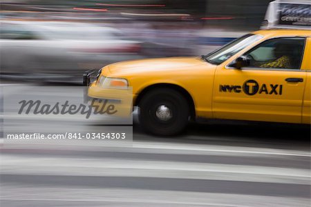 New York taxi cab conduire vite sur un passage pour piétons, Manhattan, New York, États-Unis d'Amérique, l'Amérique du Nord