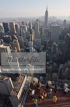 Touristen fotografieren Blick auf das Empire State Building von der Spitze des General Electric Building, (Top of the Rock), Rockefeller Center, Manhattan, New York, Vereinigte Staaten von Amerika, Nordamerika