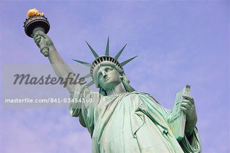 Nahaufnahme, niedrigen Winkel-Blick auf die Freiheitsstatue, Liberty Island, New York City, Vereinigte Staaten von Amerika, Nordamerika