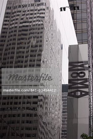 Réflexions dans le musée moderne Art Building, Manhattan, New York City, New York, États-Unis d'Amérique, Amérique du Nord