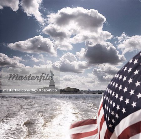 Blick auf die Freiheitsstatue von hinten bot mit Stars &amp; Stripes Flag, New York, Vereinigte Staaten von Amerika, Nordamerika