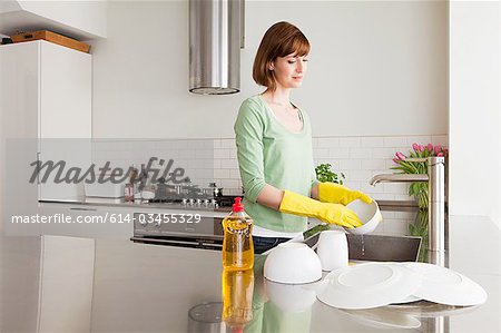 Femme à vaisselle