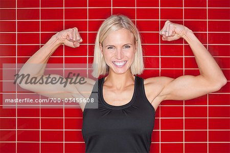 Frau beugen Muskeln