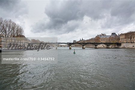 Pont des Arts, bords de Seine, Paris, Ile-de-France, France Pont des Arts, bords de Seine, Paris, Ile-de-France, France