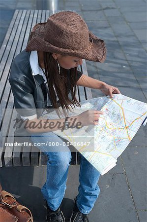Femme regardant la carte, Mannheim, Bade-Wurtemberg, Allemagne