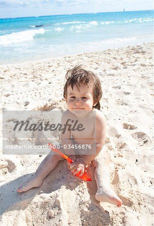 Bébé garçon jouant dans le sable, Playa del Carmen, péninsule du Yucatan, Mexique