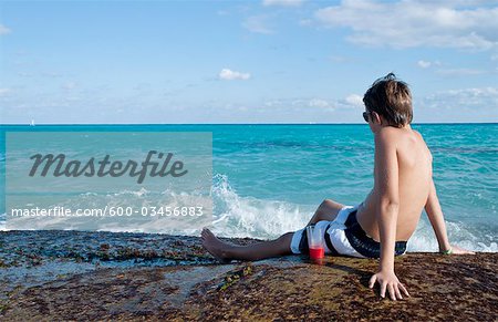Garçon assis en Surf, Playa del Carmen, péninsule du Yucatan, Mexique