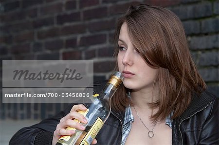 Teenage Girl boire l'alcool