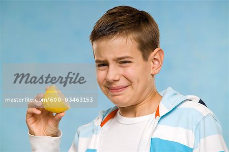 Garçon mangeant un citron