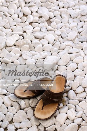 Sandales sur pierres blanches.