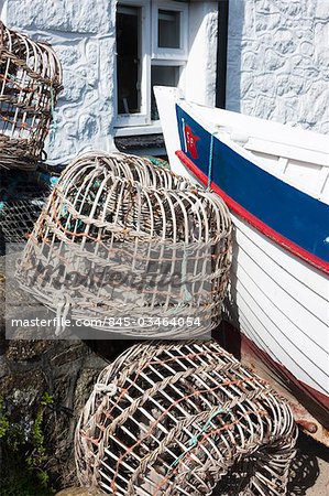 Crabe des pots et terreau bateau entouré d'habitations traditionnelles à Mousehole, bout du monde, Cornouailles, Angleterre