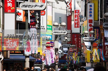 Une Shibuya côté rue, pleine de signes colorés et de petites annonces, Tokyo, Japon. Une Shibuya côté rue, pleine de signes colorés et de petites annonces, Tokyo, Japon.