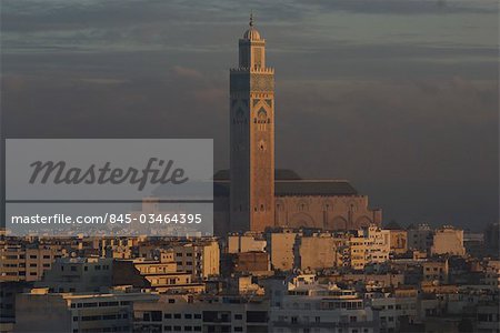 Vue de Dawn sur Casablanca et la mosquée Hassan II, au Maroc