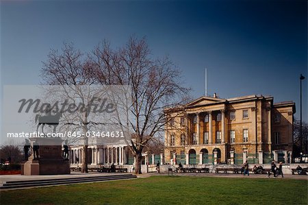 Apsley House. Vue extérieure du sud-est avec la statue de Wellington à gauche et l'écran au-delà de Hyde Park. 1819. Architecte : Benjamin Dean Wyatt