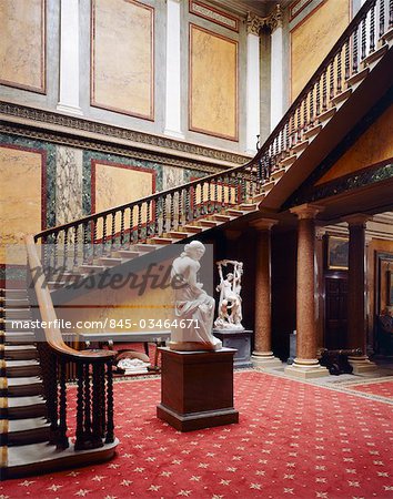 Brodsworth Hall. Escalier intérieur Hall et statuaire.