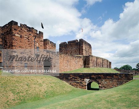 Château de Carlisle. Vue depuis le sud ouest de l'extérieur Gatehouse et le donjon au-delà. Marie, reine d'Écosse fut Louis au château en 1568.