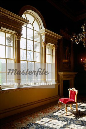 Chiswick House. Blick auf den Red Velvet Room Fenster und Stuhl. 1729. Architekt: William Kent
