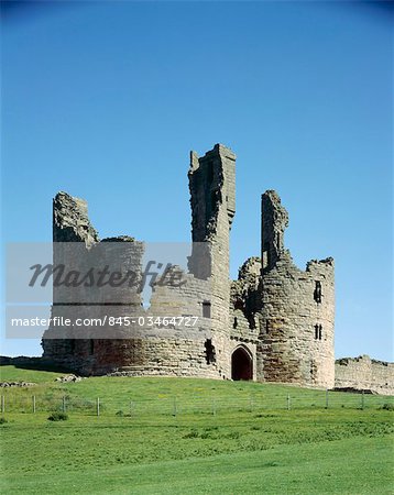 Dunstanburgh Castle. Blick auf das Torhaus aus dem Süden.