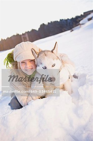 Mädchen umarmen Siberian husky