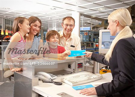 Familie am Flughafen-Schalter prüfen