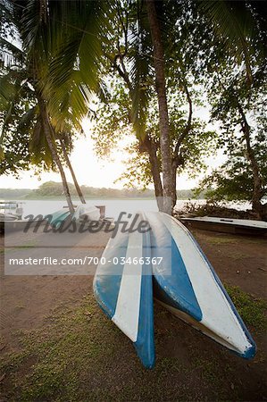 Kanus an der Beach, Tortuguero, Limon, Costa Rica