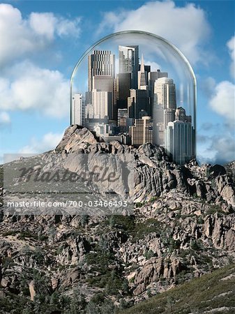 Dôme en verre au-dessus de la ville au sommet d'une colline Dôme en verre au-dessus de la ville au sommet d'une colline