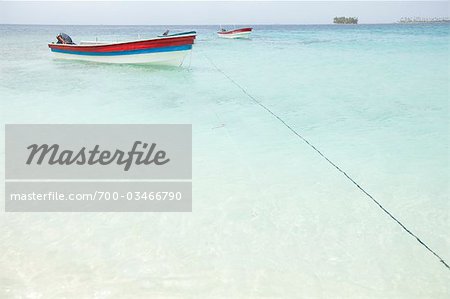 Bateaux ancrés à une plage tropicale, îles de San Blas, Panama Bateaux ancrés à une plage tropicale, îles de San Blas, Panama
