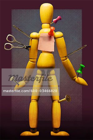 Punaises insérés dans Mannequin de l'artiste, les ciseaux et les aiguilles de couture Punaises insérés dans Mannequin de l'artiste, les ciseaux et les aiguilles de couture