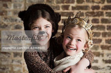 Jeunes filles déguisées en chat et de la Reine