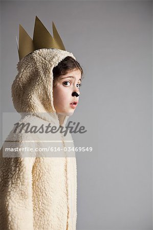 Jeune fille déguisée en mouton, portant la Couronne d'or