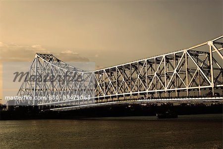 Pont sur une rivière, le pont de Howrah, rivière Hooghly, Calcutta, Bengale, Inde