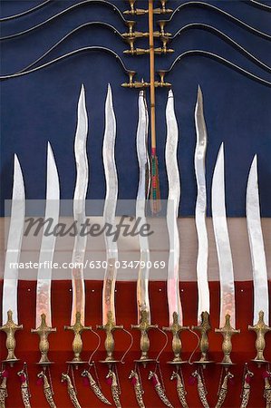 Armes à un étal de marché, Pushkar, Rajasthan, Inde