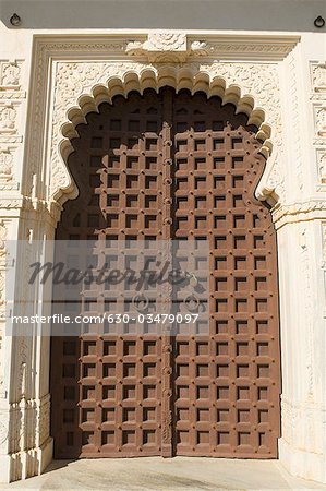 Holztür einer Festung, Kumbhalgarh, Kelwada Tehsil, Rajsamand Bezirk, Rajasthan, Indien
