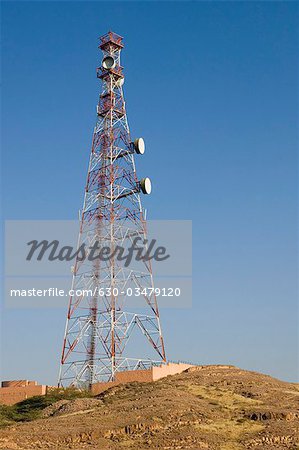 Vue d'angle faible d'une tour de télécommunications, Jodhpur, Rajasthan, Inde