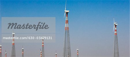 Flachwinkelansicht von Windkraftanlagen, Jaisalmer, Rajasthan, Indien