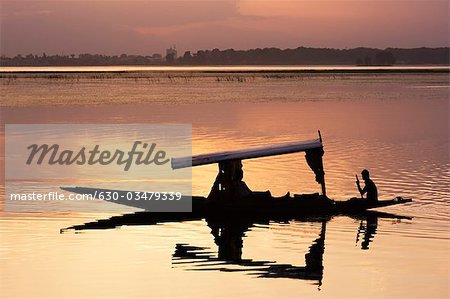 Kontur einer Person Rudern ein Shikara, Dal Lake, Srinagar, Jammu und Kashmir, Indien