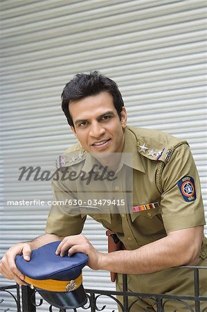Portrait d'un policier souriant