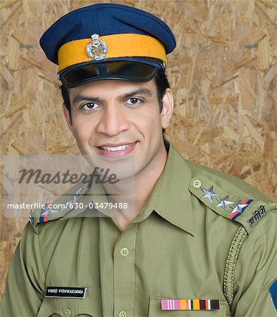 Portrait d'un policier souriant