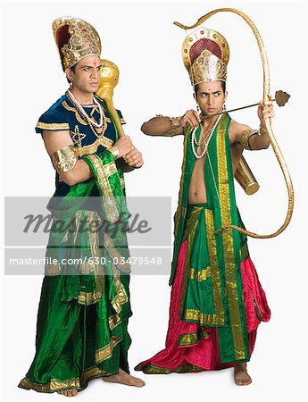 Deux jeunes hommes dans un personnage d'Arjuna et Bhima